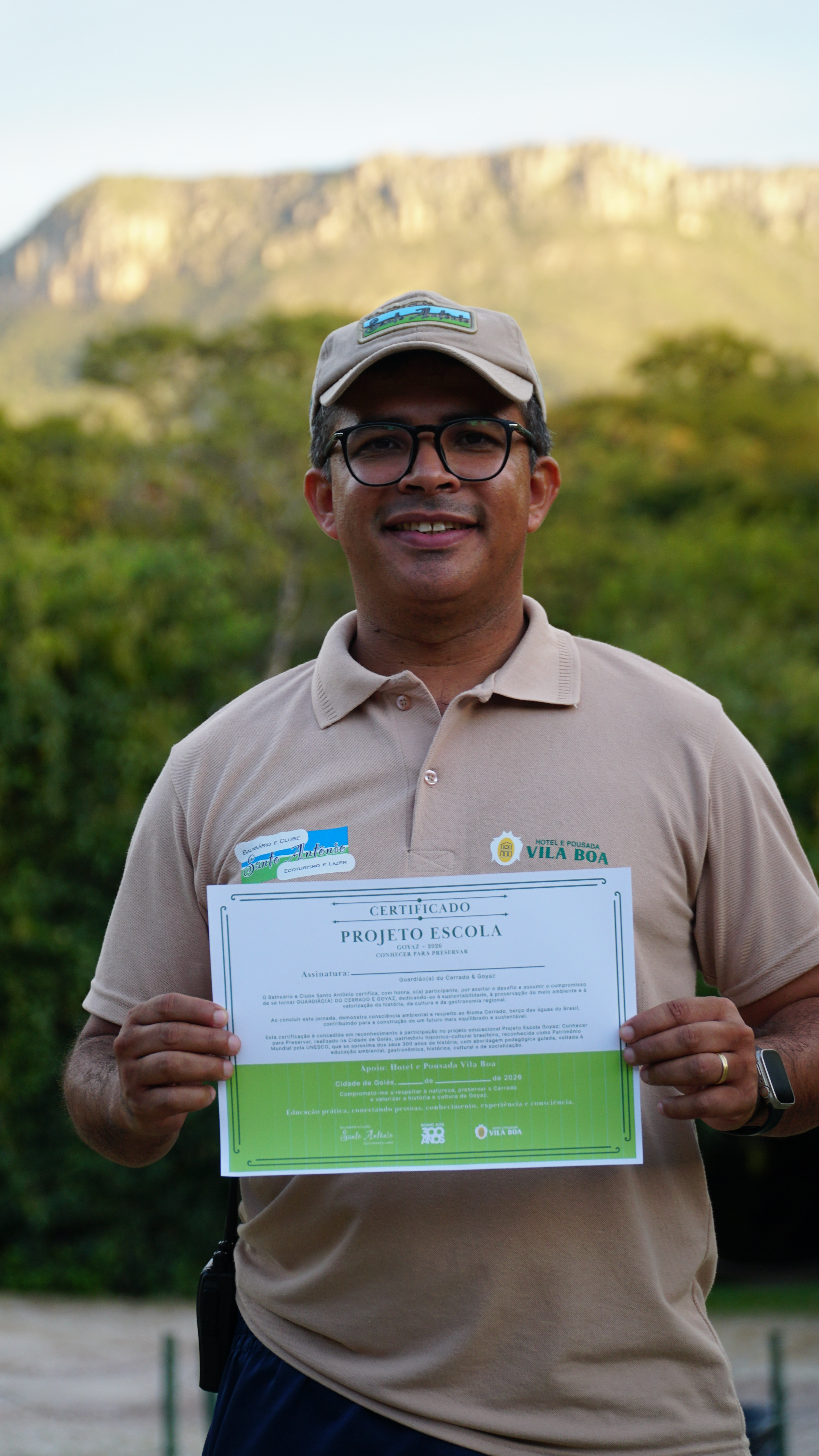 Nilton apresentando o certificado do Projeto Escola Goyaz